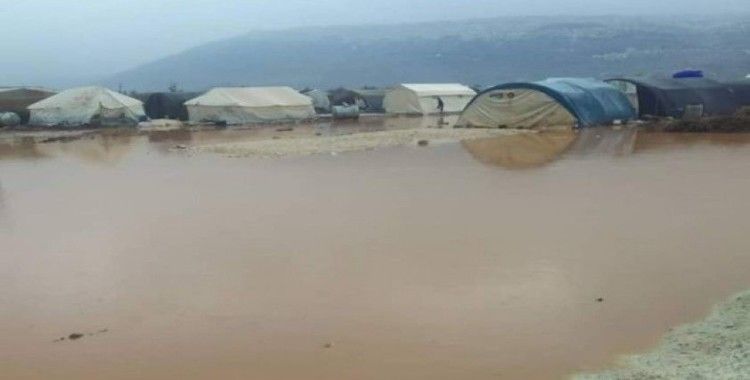 İdlib'teki kampları sel vurdu