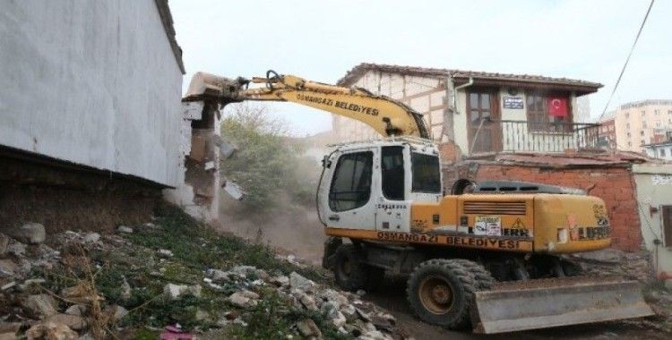 Osmangazi’de bir evin kaçak bölümü yıkıldı
