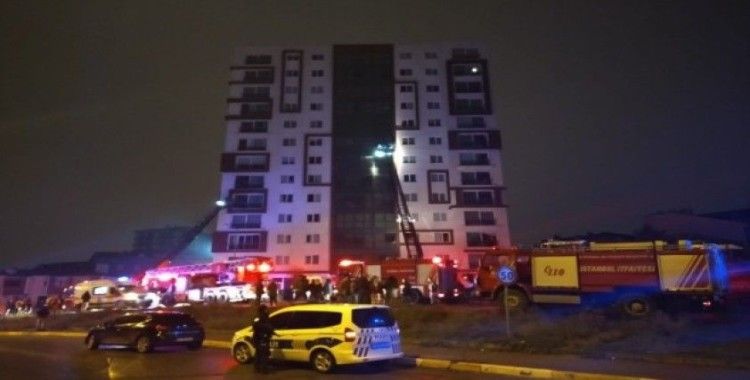 Ümraniye’de 12 katlı binanın trafosunda çıkan yangın paniğe neden oldu