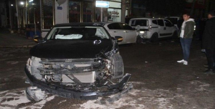 Elazığ’da zincirleme trafik kazası:4 yaralı