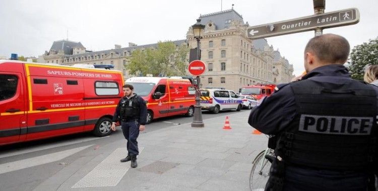 Paris'te polis memurlarına bıçaklı saldırı