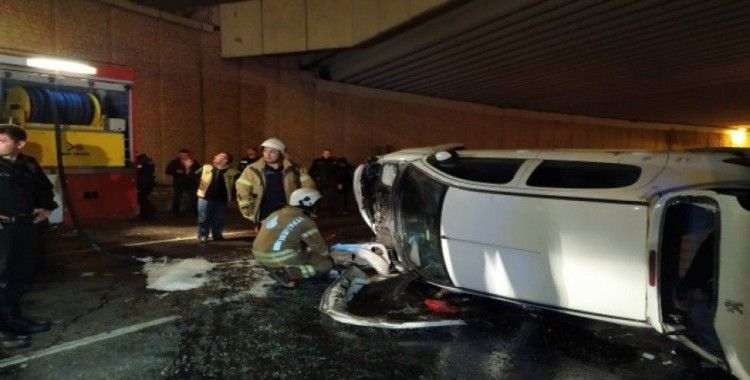 Zeytinburnu’nda otomobil bariyerleri parçalayıp alt geçide uçtu: 1 yaralı