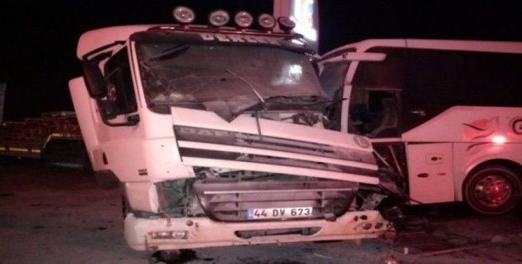 Malatya’da yolcu otobüsü ile kamyonet çarpıştı: 2 yaralı