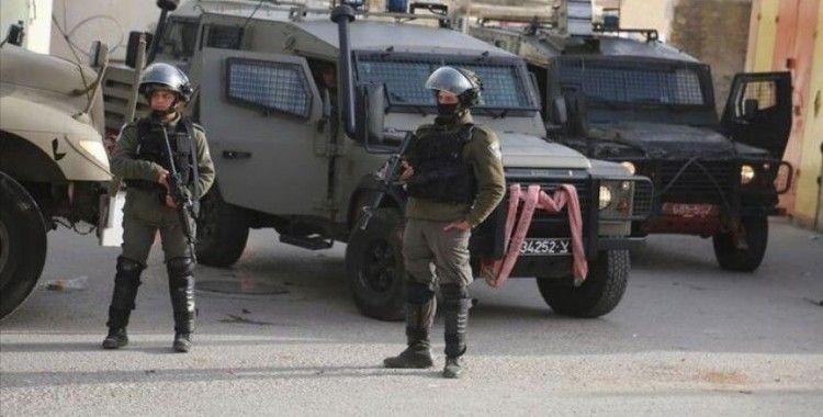 İsrail güçleri 3 Filistinliyi gözaltına aldı