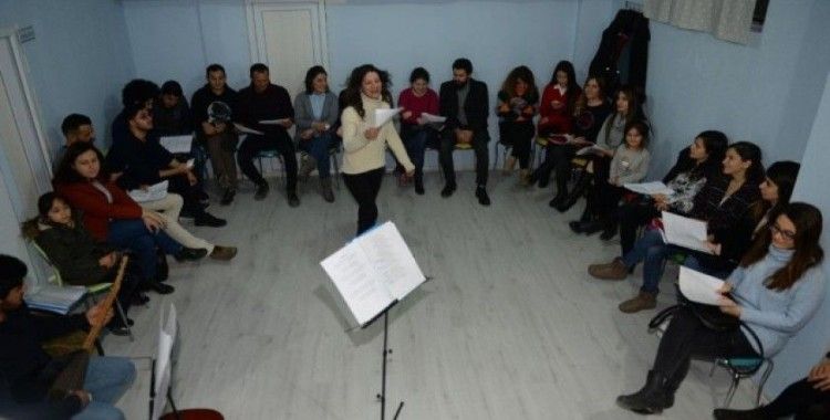 Sema öğretmen okulda öğrencilerini koroda yöre halkını müzikle buluşturuyor