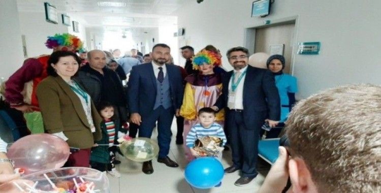 Burhaniye’de üniversiteli gençler hastanede yatan çocuklarla buluştu