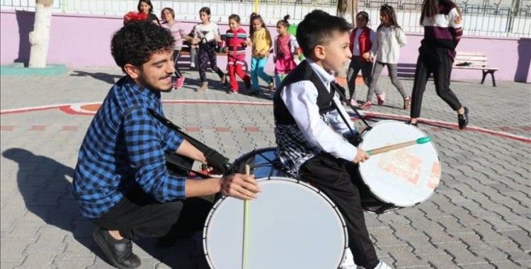 Diyarbakırlı Siraç'tan teneffüs aralarında 'davul' şov