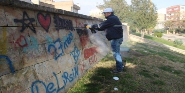 Duvarlara yazılan yazılar özel ekip tarafından siliniyor