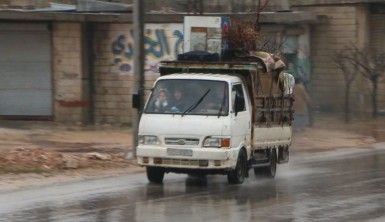 Siviller hayatta kalmak için İdlib'den kaçmaya devam ediyor