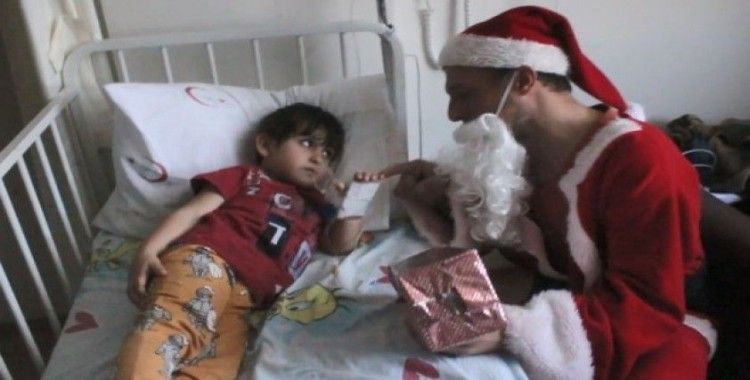 Yılbaşında Noel Baba kostümü giyerek hasta öğrencilerini ziyaret ettiler