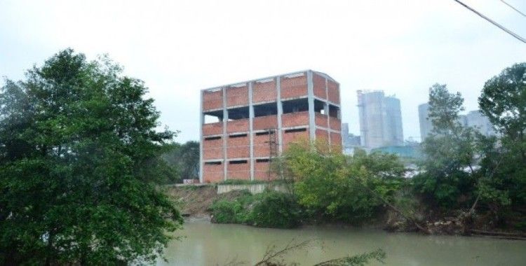 Sel sonrası yıkım kararı alınan o bina yıkılıyor