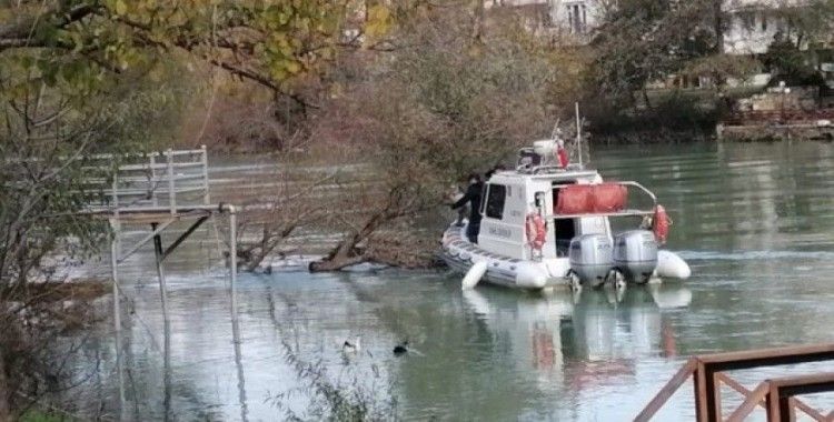Manavgat Irmağı’nda ağaca takılı erkek cesedi bulundu