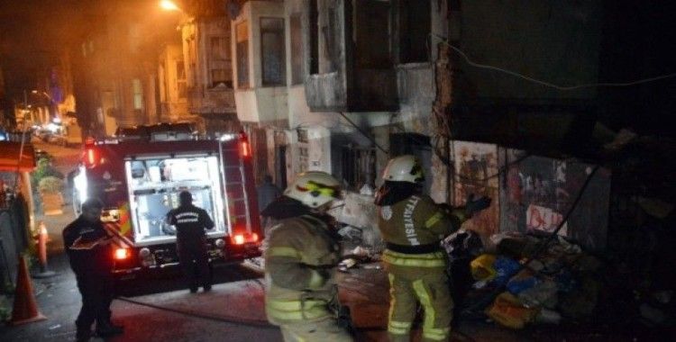 Beyoğlu’nda defalarca yanan metruk binada yangın paniği