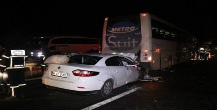 TEM’de trafik kazası: 2’si ağır 3 yaralı