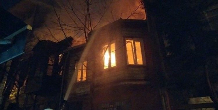 Bakırköy’de korkutan yangın: Ahşap bina alev alev yandı
