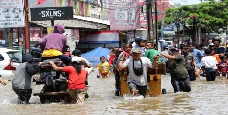 Endonezya'da sel felaketinde bilanço artıyor