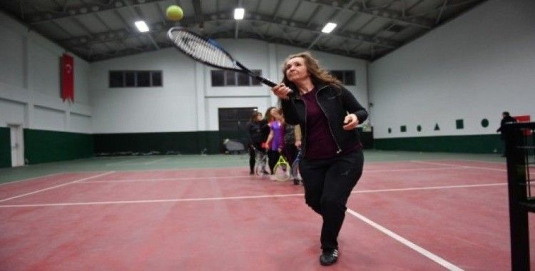 Osmangazi Belediyesi personeline kort tenisi kursu