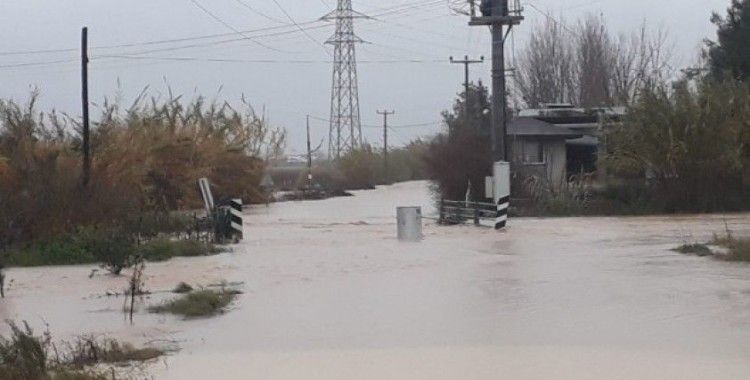 Antalya’da etkili yağış su baskınlarına neden oldu