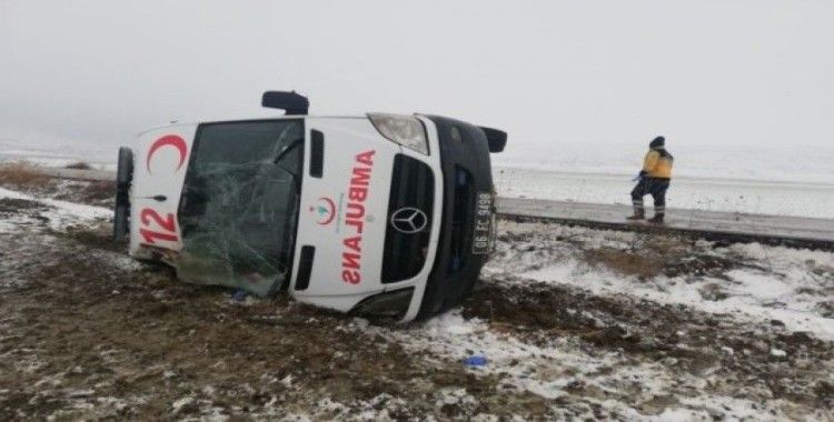 Ankara’da hasta taşıyan ambulans devrildi: 5 yaralı