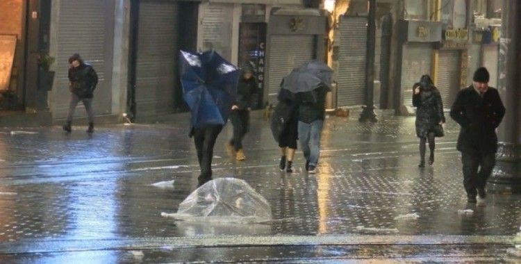 İstanbul yeni haftaya yağmur ve rüzgarla başladı