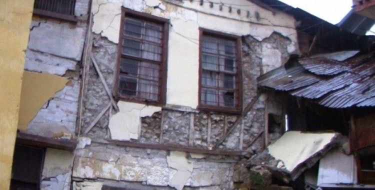 Tarsus’ta aşırı yağışlardan evin duvarı çöktü