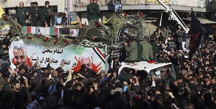Tahran'da on binler Süleymani'nin cenazesi için toplandı