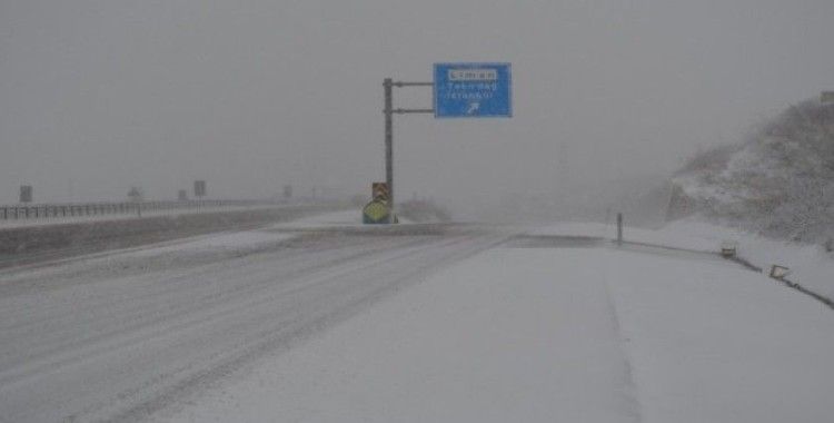 Tekirdağ - Çanakkale yolu karla kaplandı
