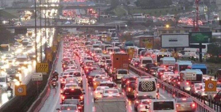 İstanbul'da trafiğe hava muhalefeti