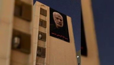 ABD Bağdat Büyükelçiliği karşısına Süleymani’nin posteri asıldı