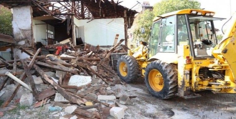 Pamukkale’de metruk binaların yıkımına devam ediliyor