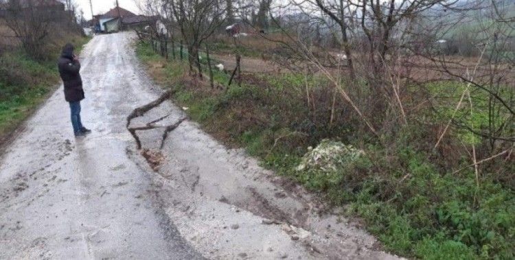 Yağış sonrası çöken yola belediye ekipleri müdahale ediyor