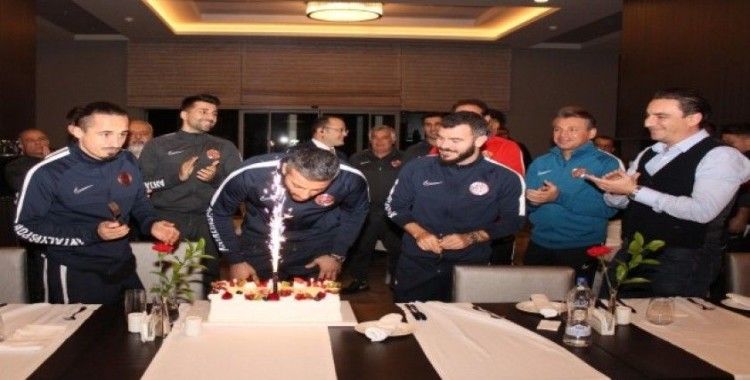 Antalyaspor’da kaleci Ferhat’a sürpriz doğum günü