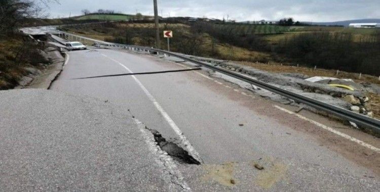 Kocaeli’de aşırı yağışlar nedeniyle yol çöktü
