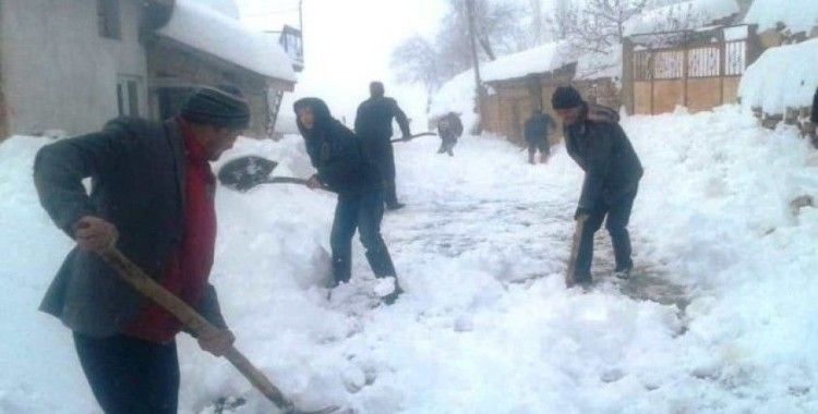Köylülerin imece usulü karla mücadelesi