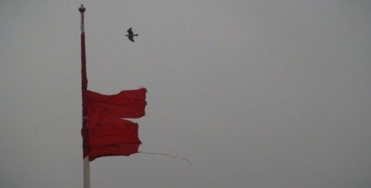 (Özel) Taksim’de yırtılan dev Türk bayrağı değiştirildi