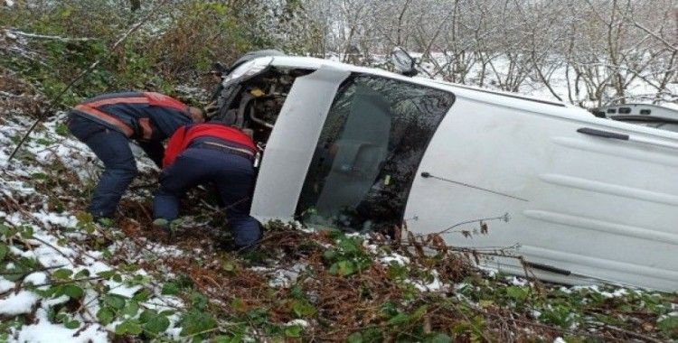 Düzce’de karda yoldan çıkan minibüs şarampole uçtu: 5 yaralı