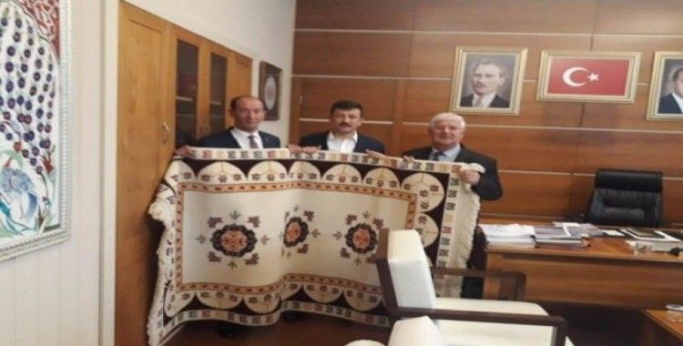 Genel Başkan Yardımcısı Hamza Dağ’a el dokuması halı hediye ettiler