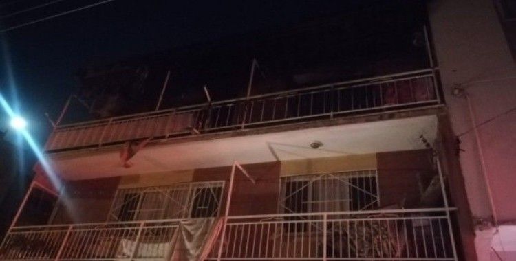 İzmir’de 3 katlı binada korkutan yangın