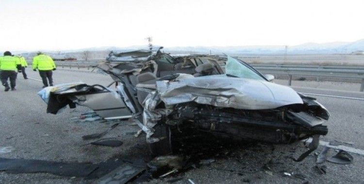 Afyonkarahisar'da otomobil tıra çarptı: 1 ölü, 2 yaralı
