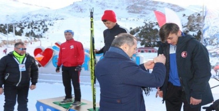 Kayakla Oryantiring Türkiye Şampiyonasında dereceye giren sporculara madalyaları takdim edildi