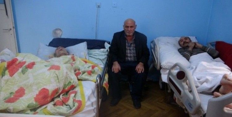 65 yaşında yatalak iki çocuğuna bakan baba yardım eli uzatılmasını bekliyor