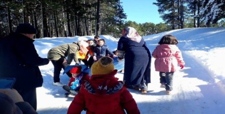 Burhaniyeli öğrenciler kar görmek için Kazdağına gitti