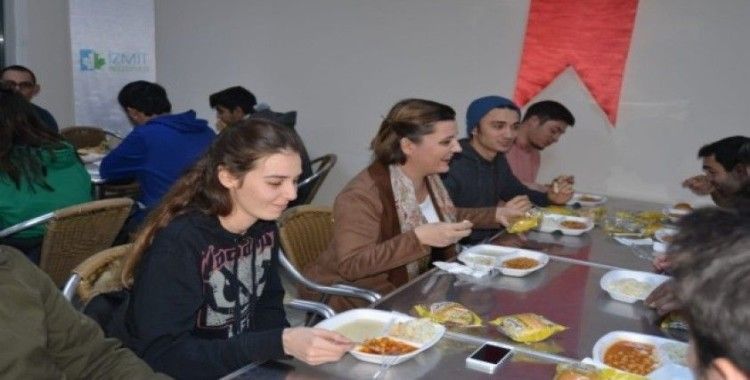 İzmit’te öğrencilere ücretsiz yemek hizmeti başladı