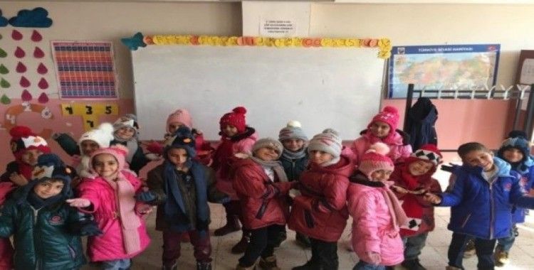 İzmirli iş adamından Silopi’deki köy okulu öğrencilerine kışlık giysi yardımı