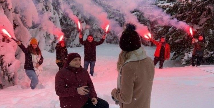 Uludağ’da karlar altında meşaleli muhteşem evlilik teklifi