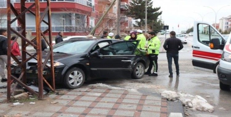 Karaman’da otomobille hafif ticari araç çarpıştı: 1 yaralı