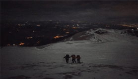 Bursalı dağcılar Uludağ'da -7 derece soğuğa rağmen gece yürüyüşü yaptı