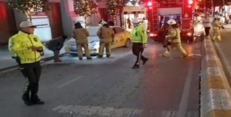 (ÖZEL) Taksim’de ticari taksi yandı, esnaf yangın tüpleriyle müdahale etti