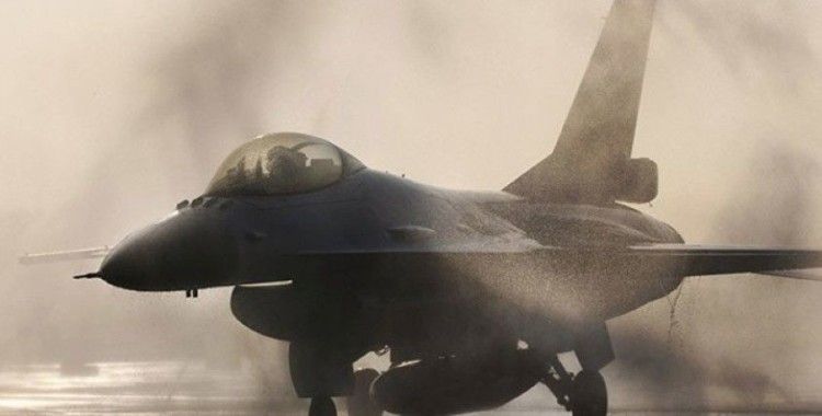 Mısır'da askeri tatbikatta savaş uçağı düştü: 1 ölü