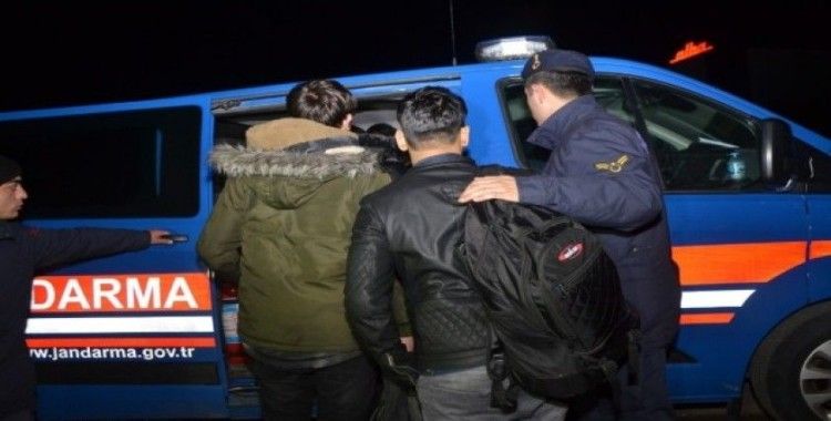 20 kaçak göçmeni minibüste bırakıp kaçtı